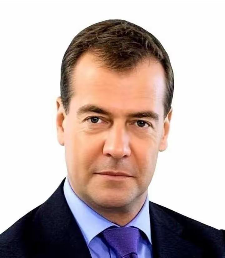 “不装了，摊牌了。
 梅德韦杰夫一句话把天给捅破了：“国家存亡，全看输赢”。 什