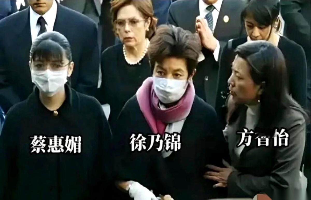 2004年，蒋方良的葬礼。
镜头扫过前排，三个儿媳妇，徐乃锦、蔡惠媚、方智怡，并