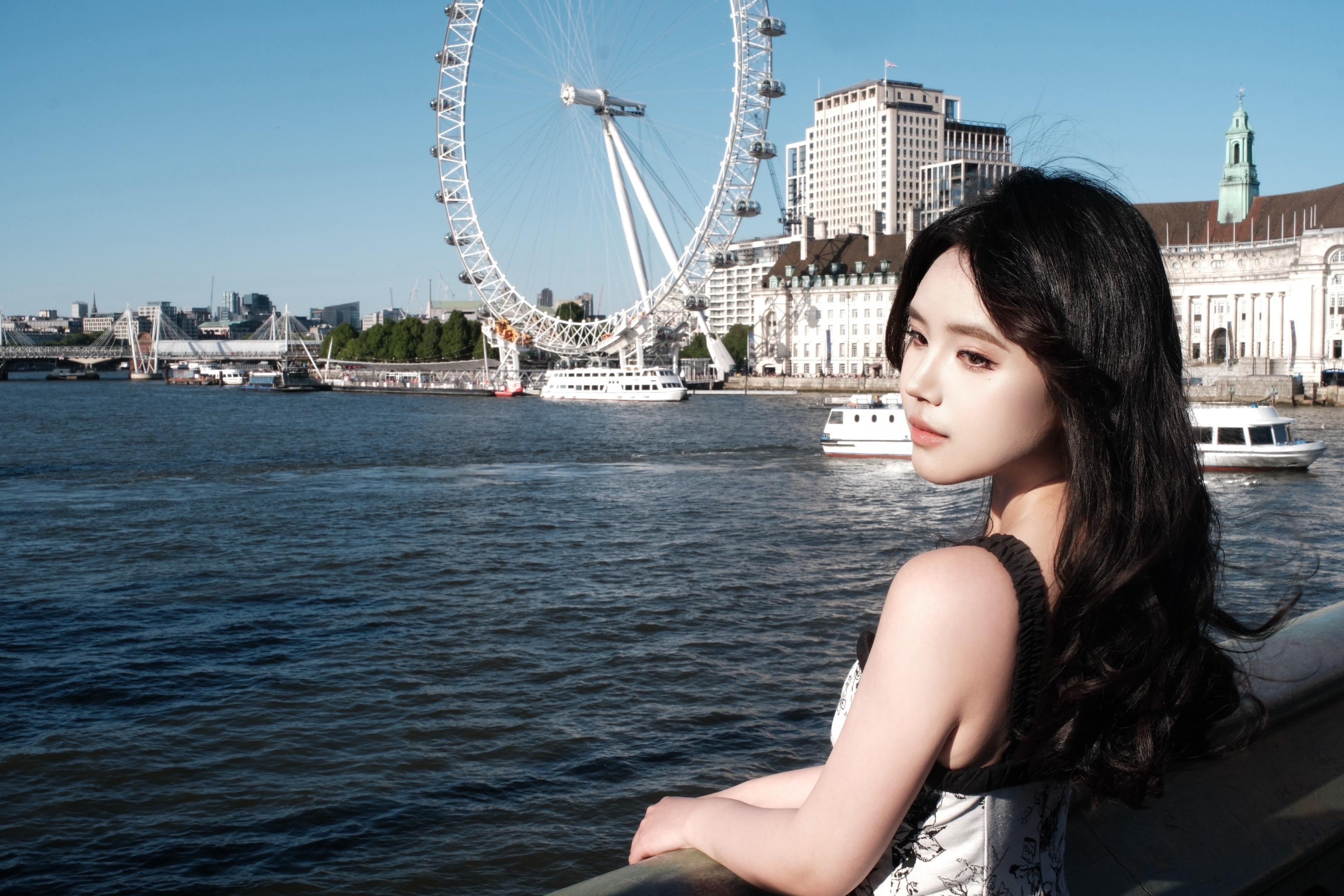 她独自在英国留学的第三年。