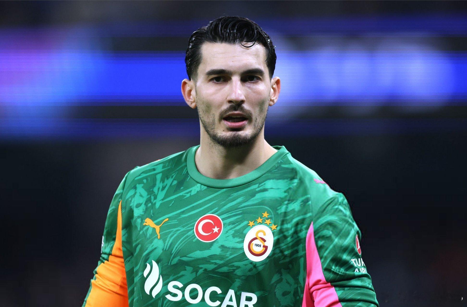 🚨［圖片報］：加拉塔薩雷的門將——烏爾詹·查克爾名列拜仁的引援名單。守門員教練