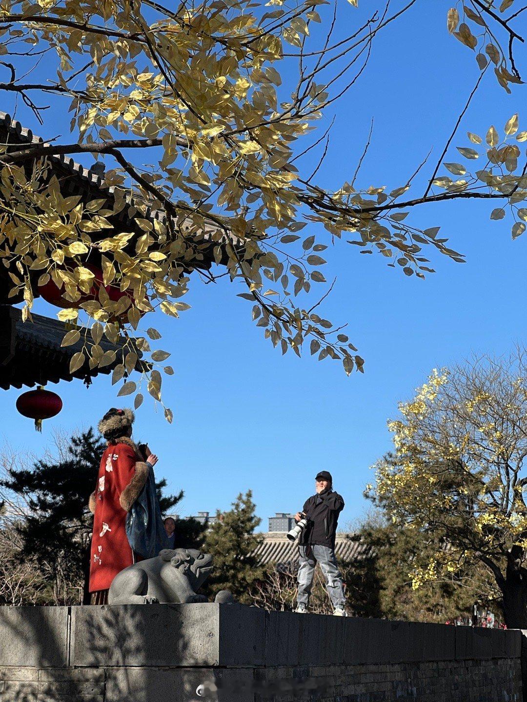 有被华严寺的这一份轻松感惊讶到去过的南方大多庙宇殿内不让拍摄同时也因此有一种穿越