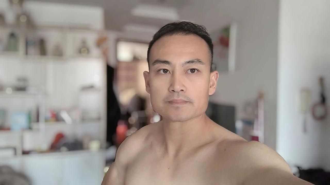 大家好我是岳岳，今年40啦属老鼠滴，有粉丝说我开始掉头发呢，我没有注意呢，难道健