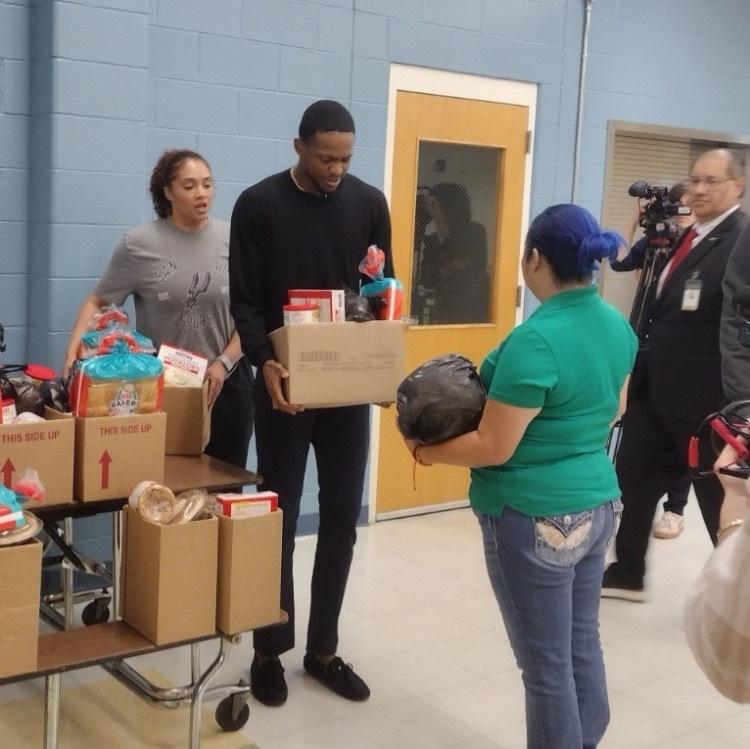 🤔福克斯谈给居民送食物篮：我从小生活在这种环境 能帮忙就很开心据马刺记者Jef