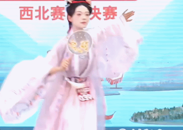 穿搭要显贵跟着华流学国风大赏的汉服穿搭我直接封神！模特拂过发间步摇那下，金饰叮咚