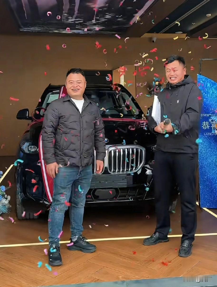 豆二两提了宝马X5
说实话30岁的年纪，能开宝马X5已经是人中龙凤了，豆二两身价