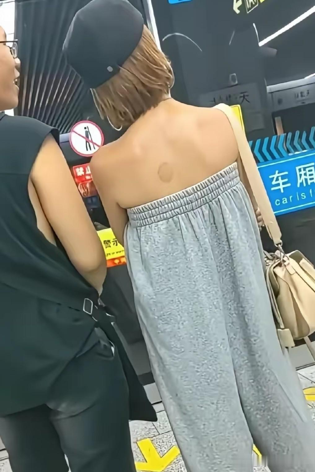 现在的年轻人真敢穿，以前看到有下衣失踪的穿法，现在玩起了上衣失踪！

一条裤子可