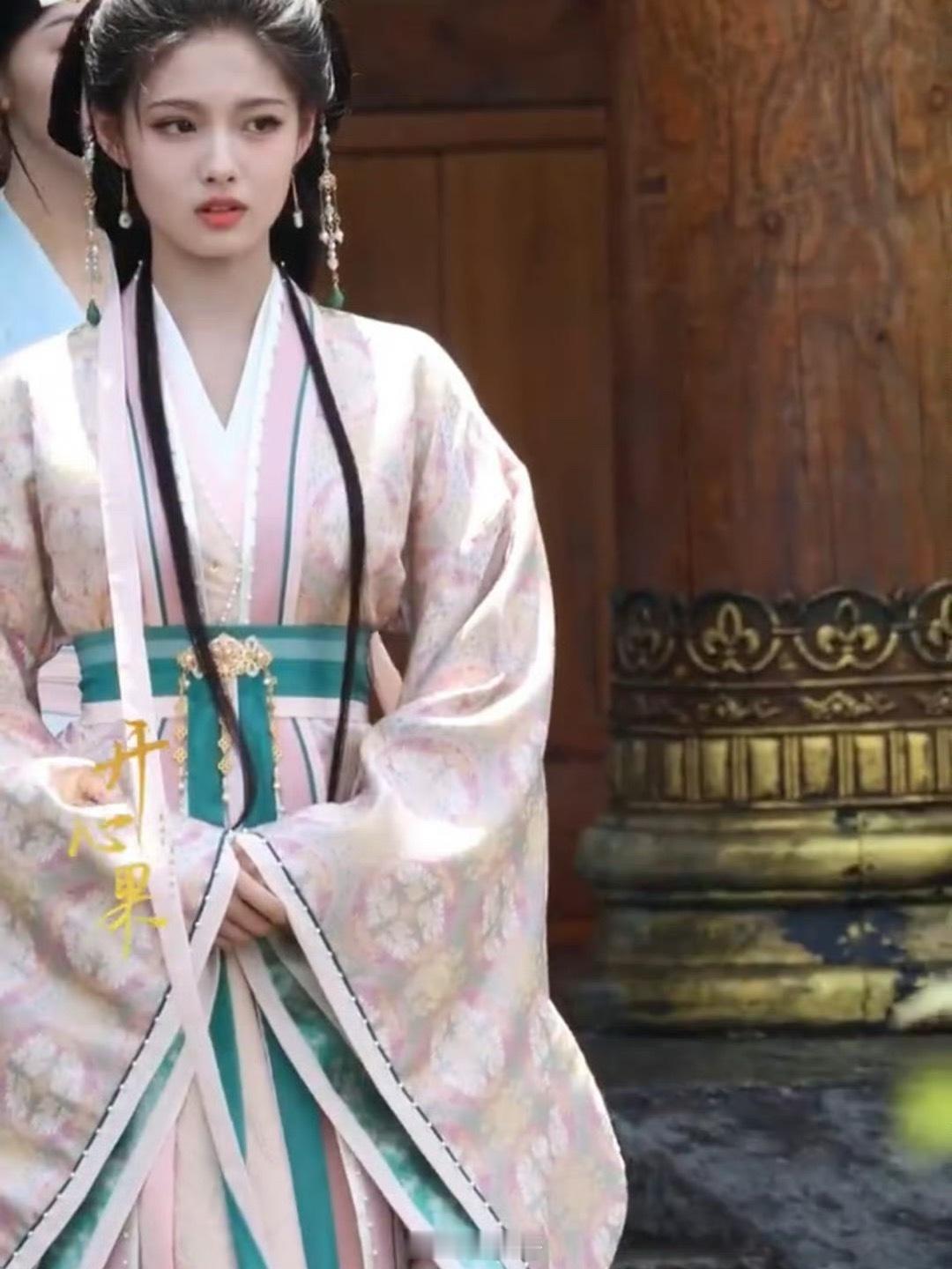 艾米雀骨神女look艾米在电视剧《雀骨》的片场路透来了，生图也能看出艾米的状态，