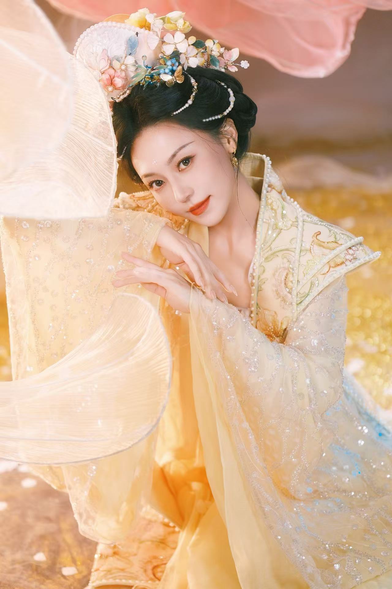 这才是素锦该有的样子黄梦莹鎏金花神造型黄梦莹鎏金花神造型真的长在审美点上！层叠鎏