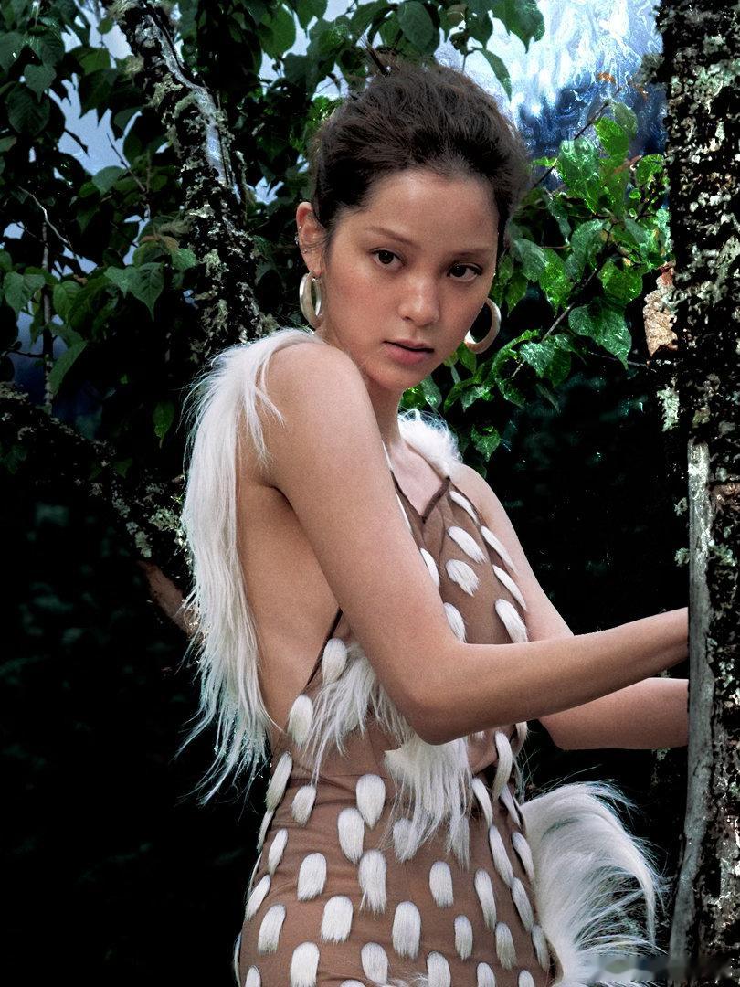 欧阳娜娜肤色欧阳娜娜白色美甲冷白肤色搭配白色美甲，打造出纯净又高级的视觉效果。肌