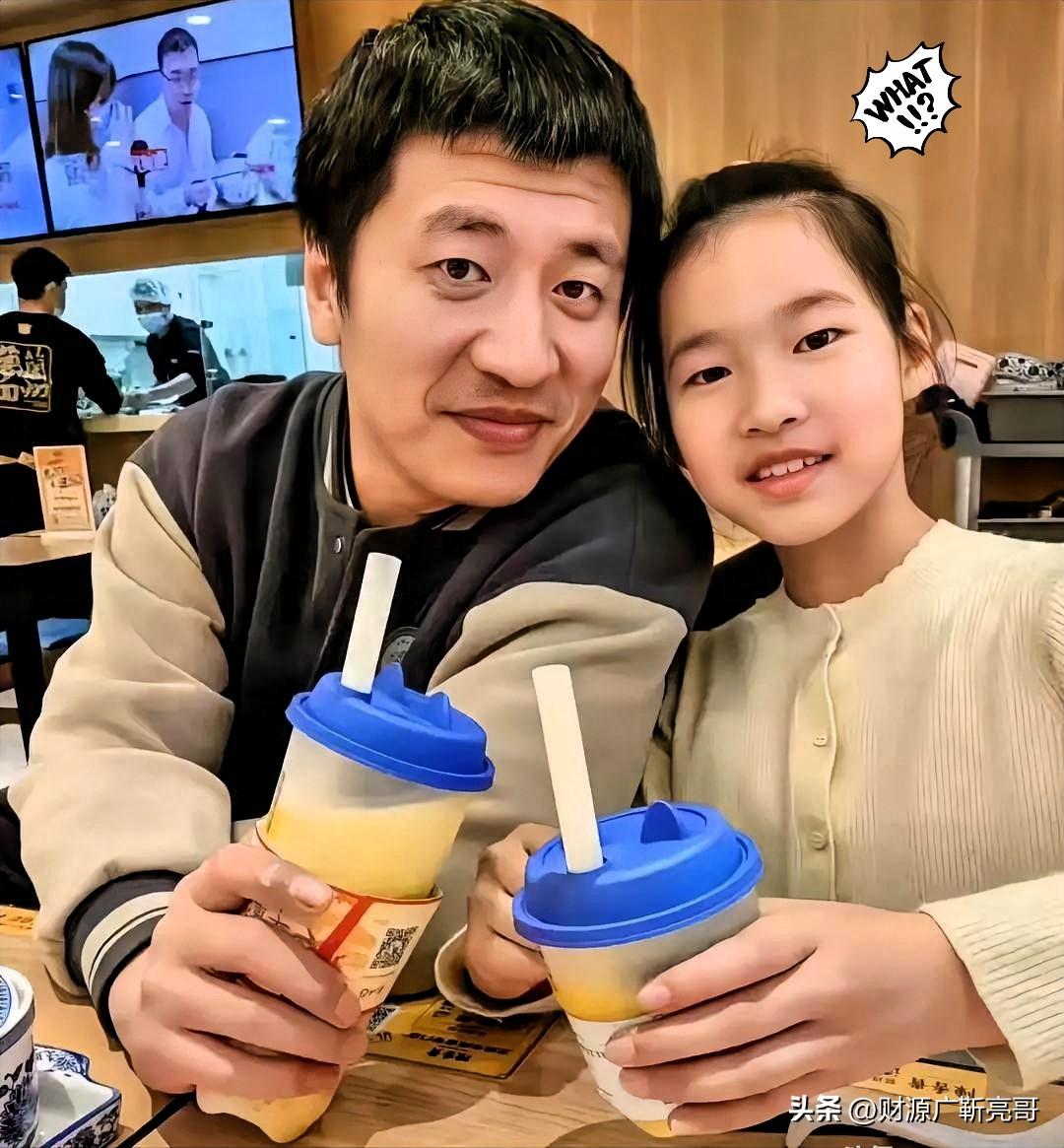 
看到张学峰突然走的消息，第一反应是真的心疼他那11岁的闺女张姩菡。

原本这