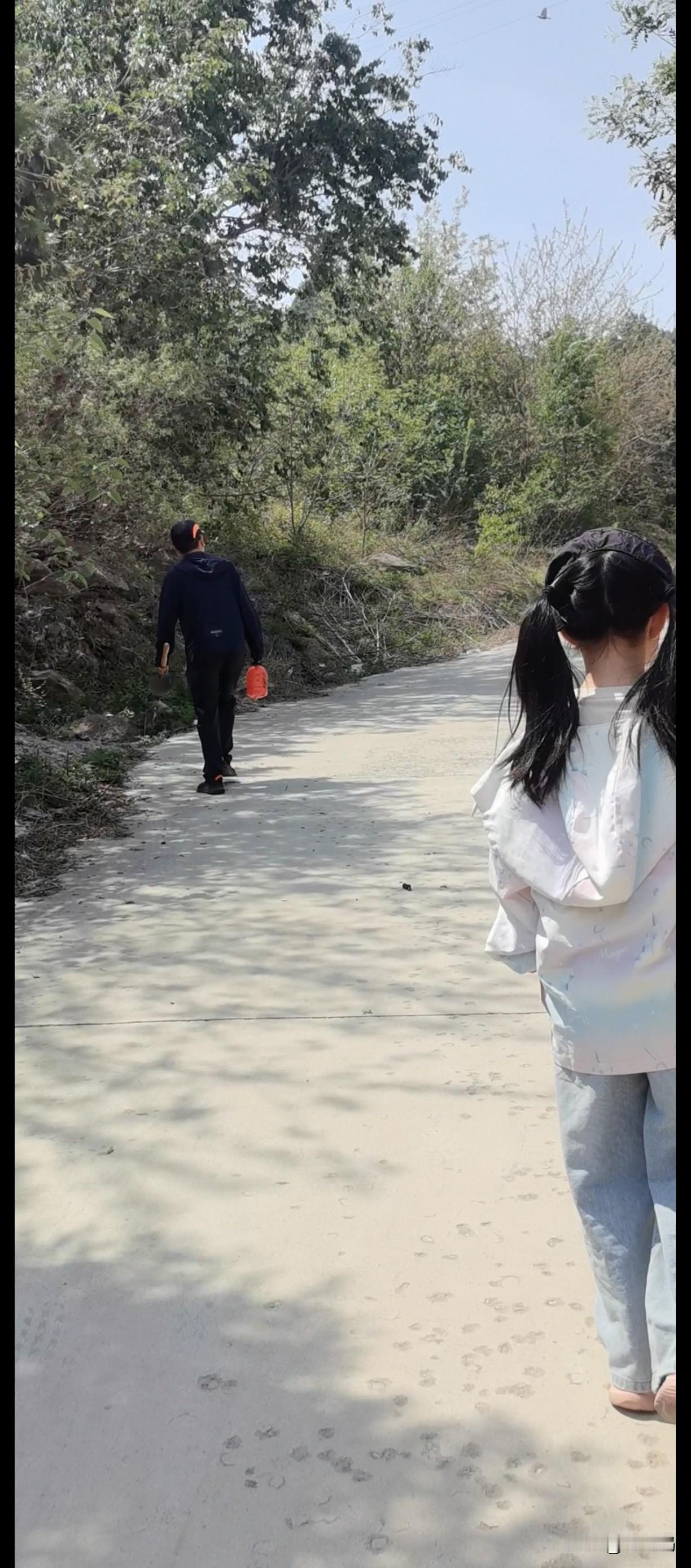 五一长假第5天，忙碌的一天
    今天我们睡到自然醒，9:30起床后收拾了一番