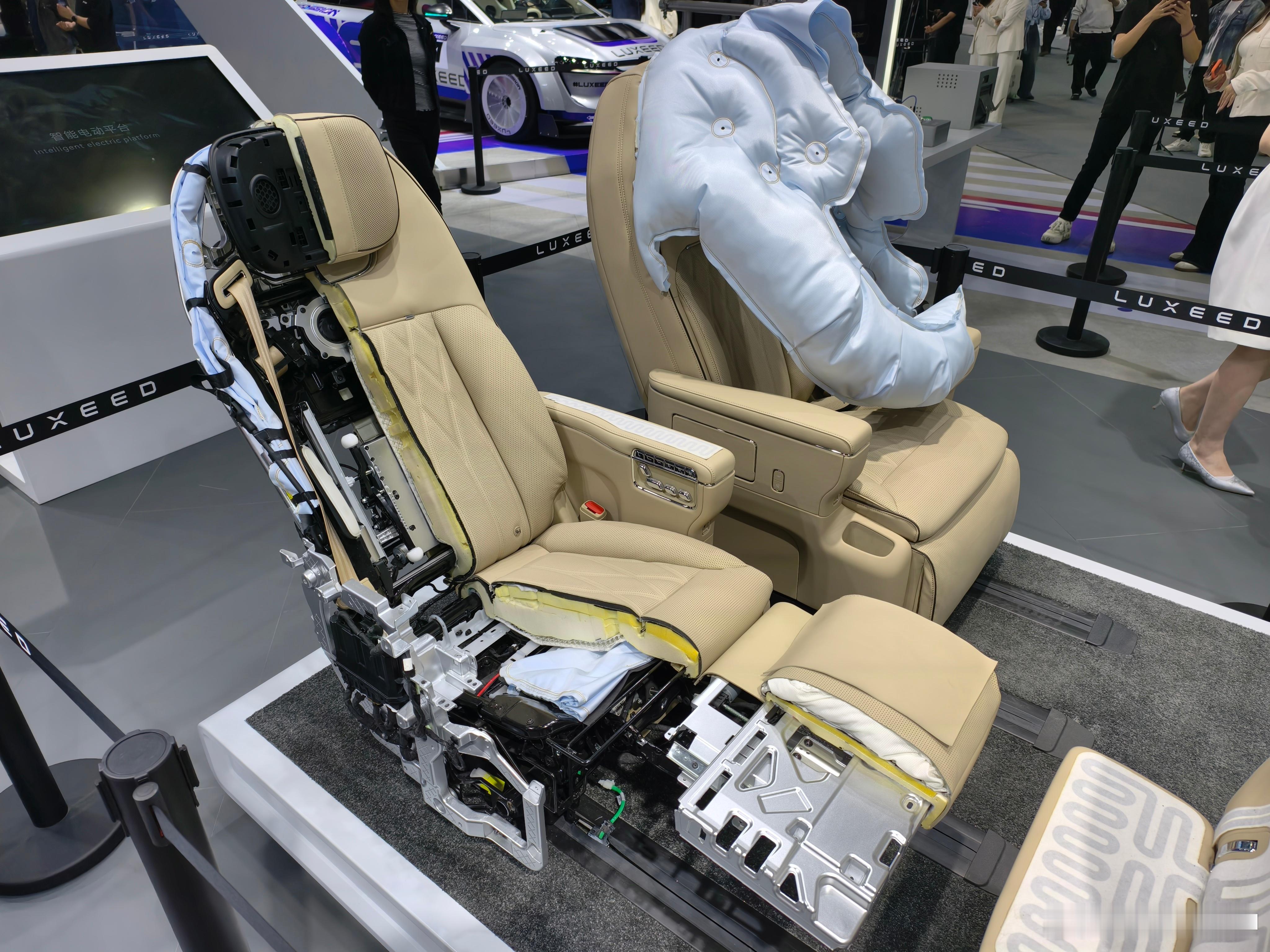 智界 V9 上集 123° 零重力姿态、通风加热、机械按摩、主动侧翼、坐垫防下潜