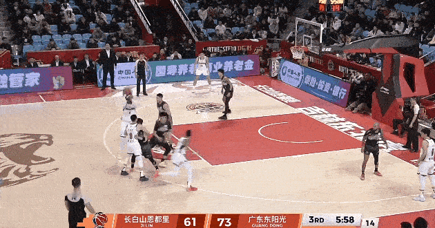 奎因连续完成隔扣，简直降维打击能力太强了



奎因连续突破隔扣，这身体素质，弹