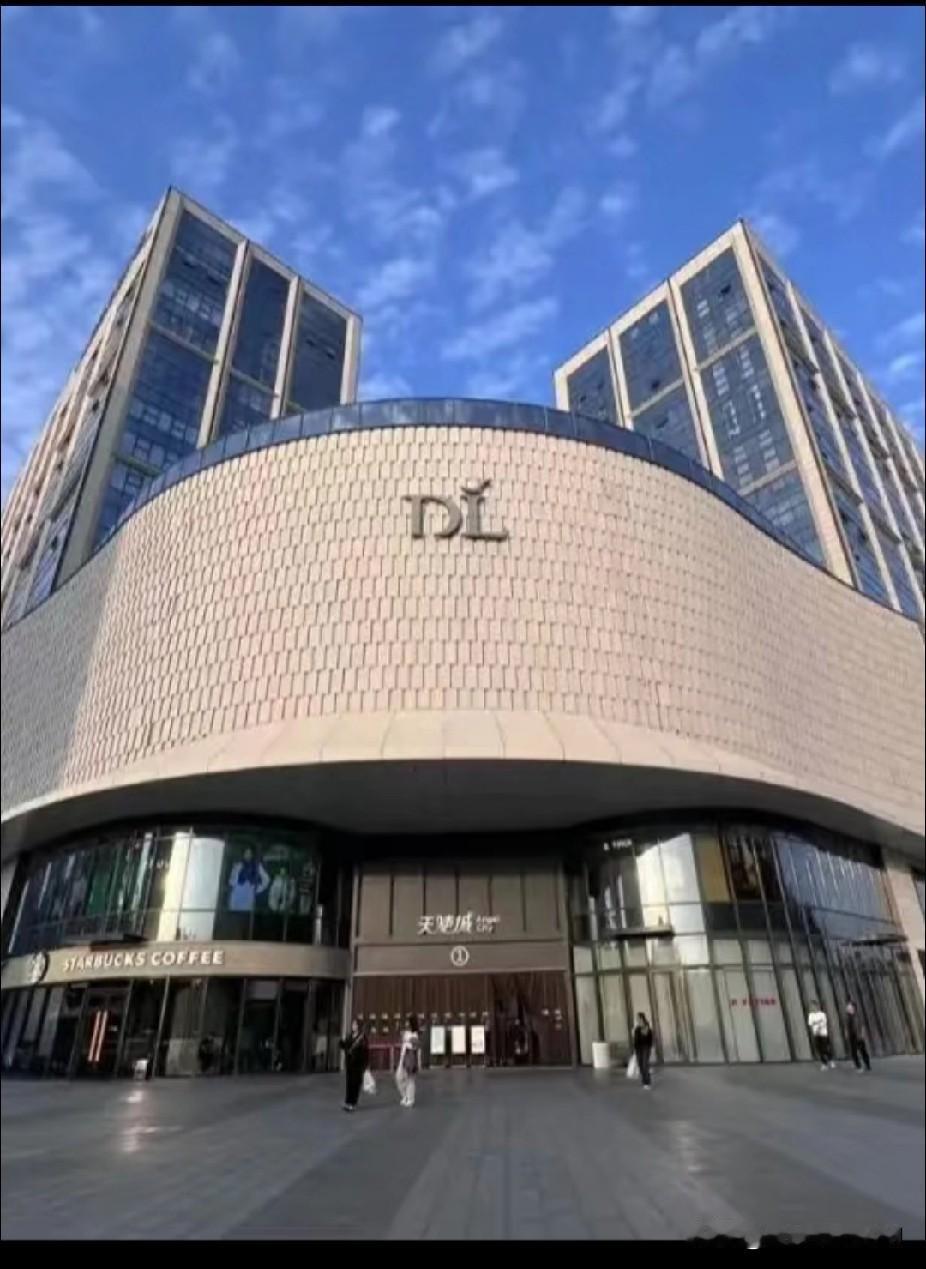 胖东来发生了特大事件！

金店被卷走了近90万的黄金，东来哥今年似乎不太顺，先是