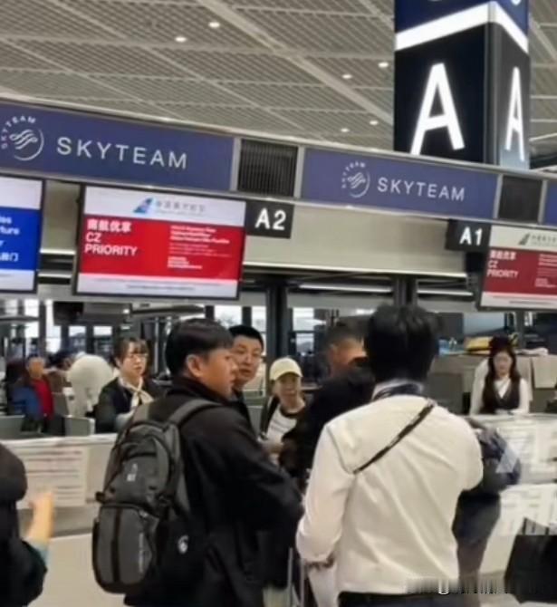 日本多地机场    回国华人宛如春运

近期，日本首相高士早苗的涉台错误言论以来