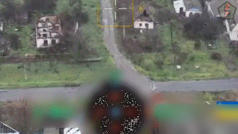 来自乌军第5突击旅无人机画面，一名乌军战土用轻武器远距离击杀了一名正在扎波罗热州