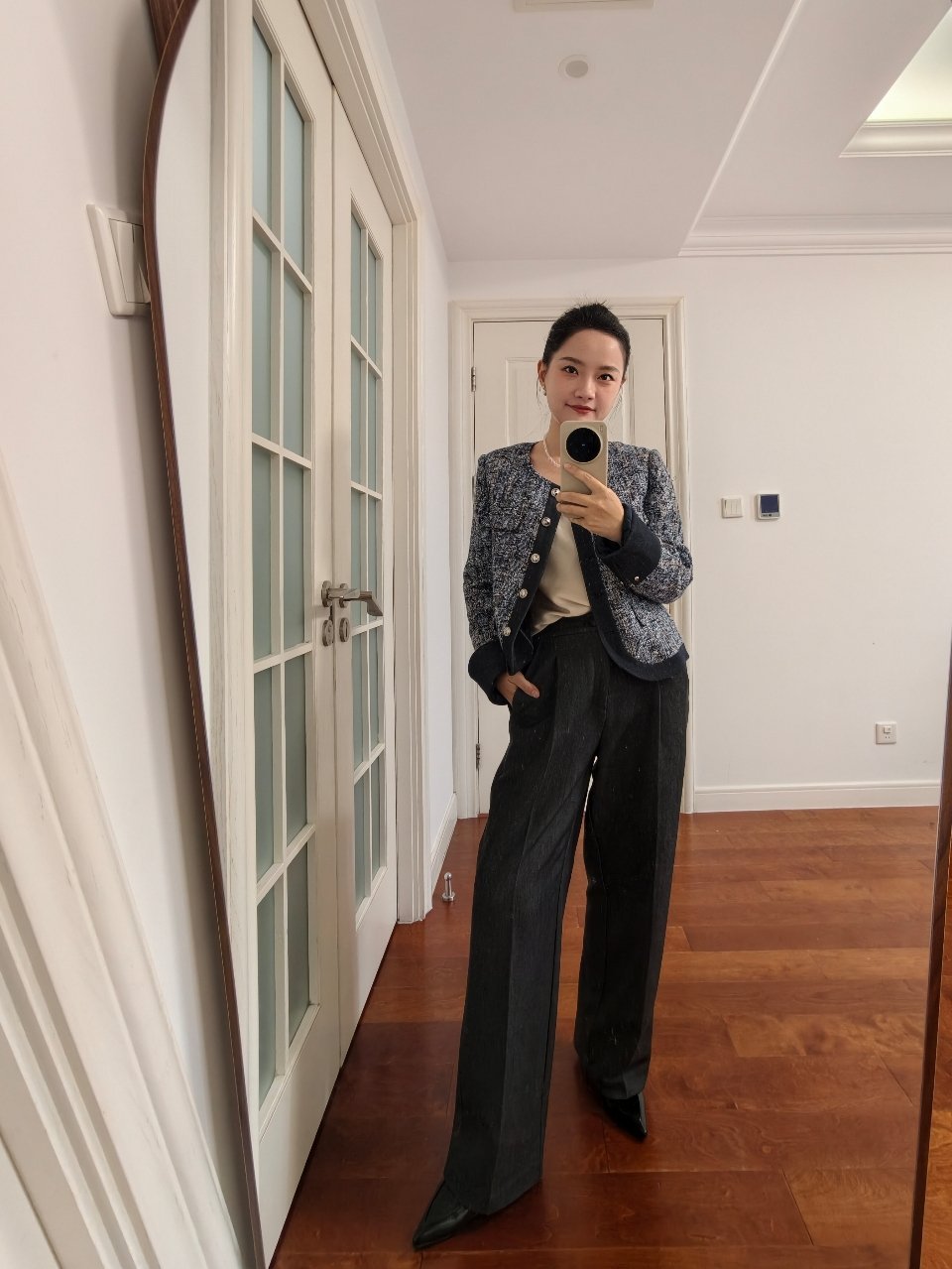 今天练习对镜自拍，全是技巧没有感情 全身镜头调到0.6广角，镜头微微朝下，两腿分