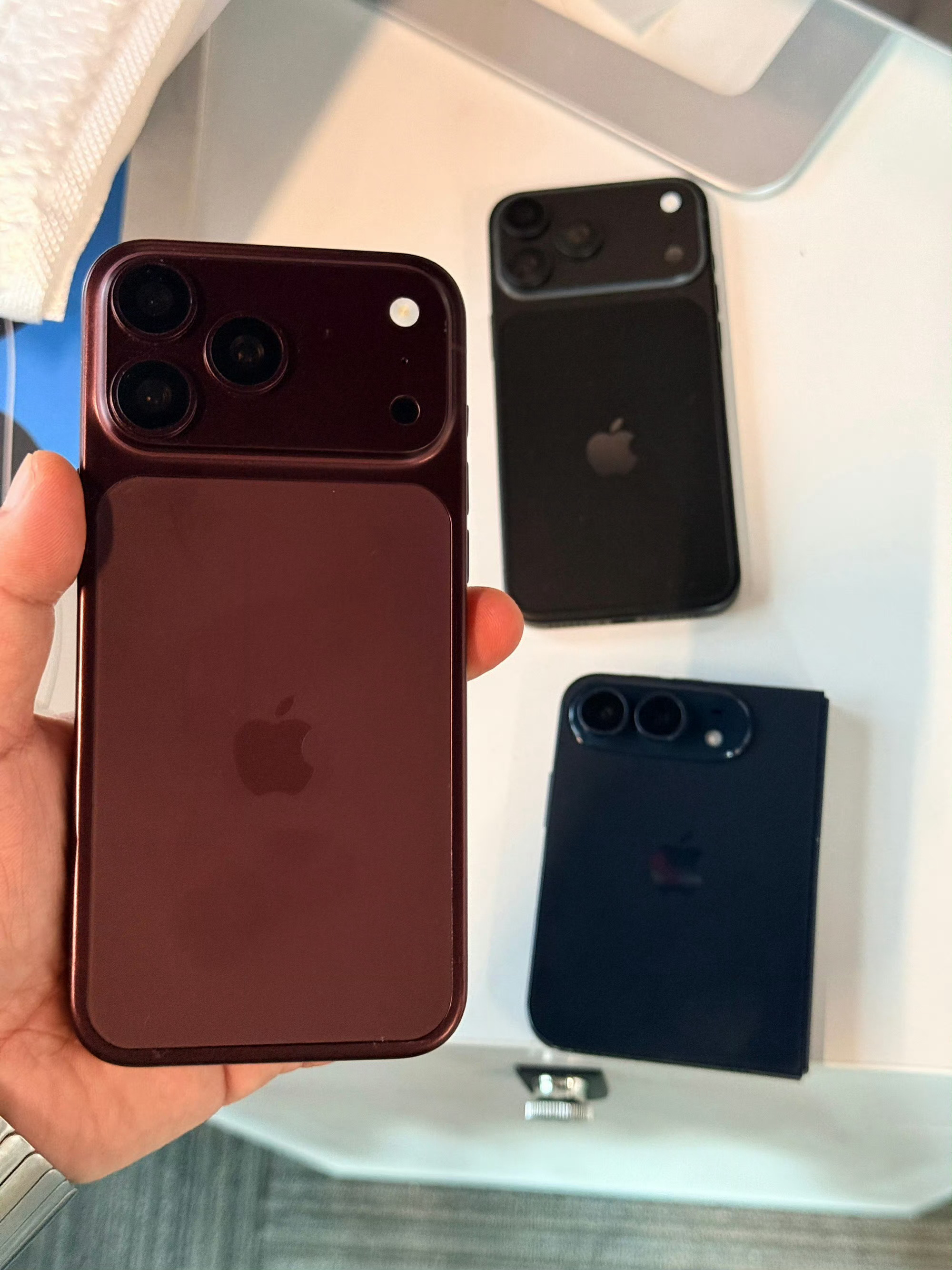每年新iPhone发布，抢首发这件事总会吵成两派：有人蹲点预售、加价也要第一时间