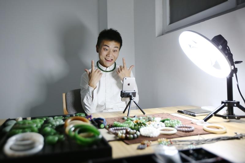 咱就是说啊，现在这直播间带货的套路，真是一天比一天离谱了。

甘肃有个25岁的姑