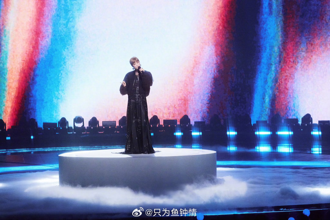 李宇春王菀之眼神并不清白我有恋姐癖是李宇春的错 王菀之只给李宇春的歌填过词，这个