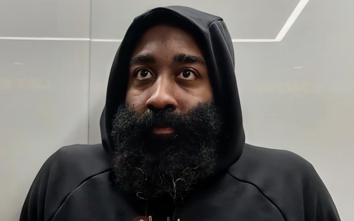 哈登：米球王，这打老鹰你打不打？有可能是季后赛首轮预演哦。
米切尔：我、韦德、泰