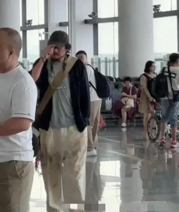 你以为他是流浪汉，其实人家穿的是巴黎世家新款！ ​​​