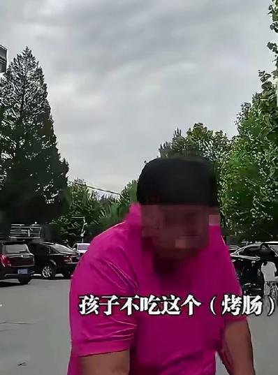 女子给孩子买了根5块钱的烤肠，不料摊主给女子烤好、蘸好料，女子拿走几分钟后又折回