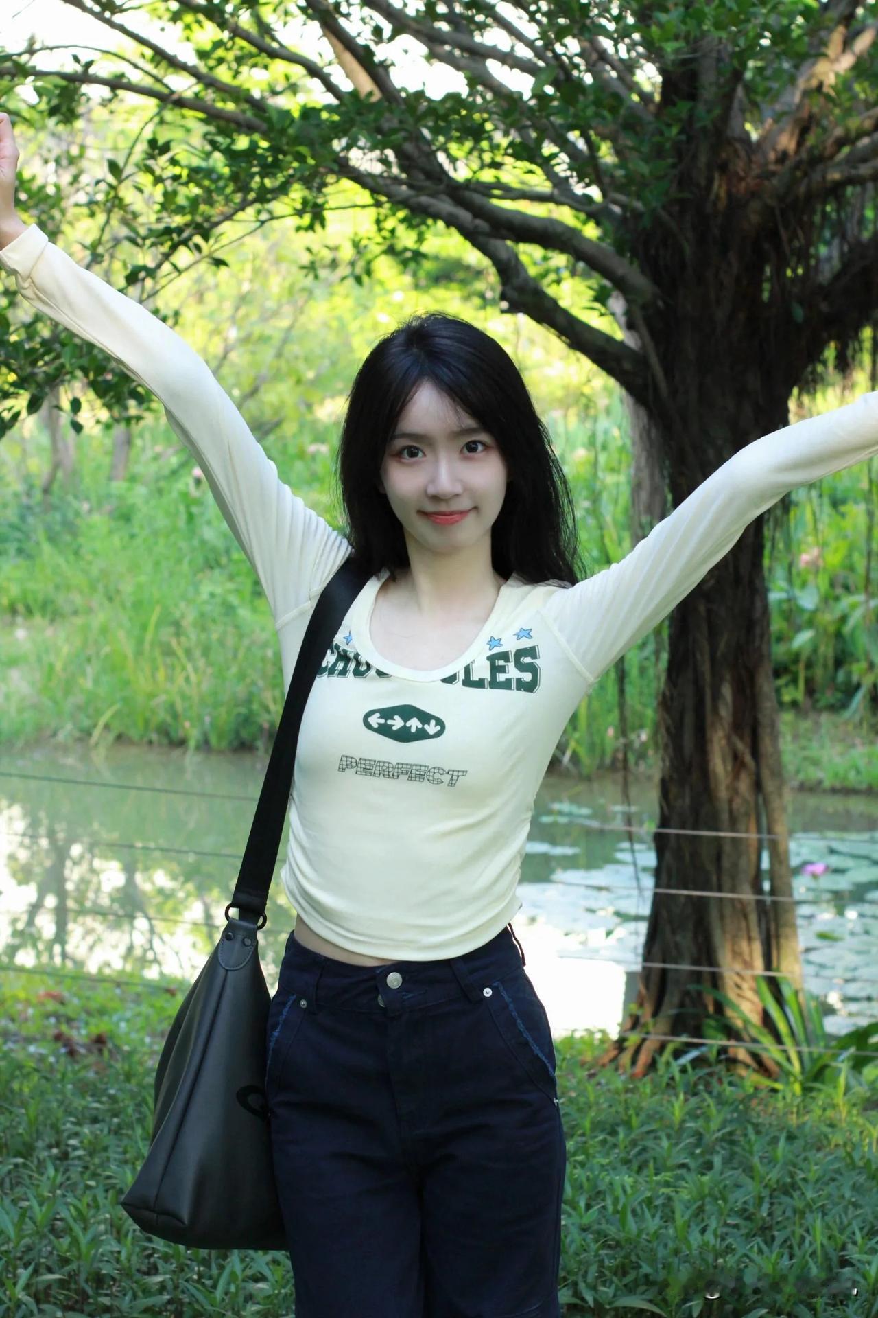 拥抱大自然：美丽女子河边的大树下摄影