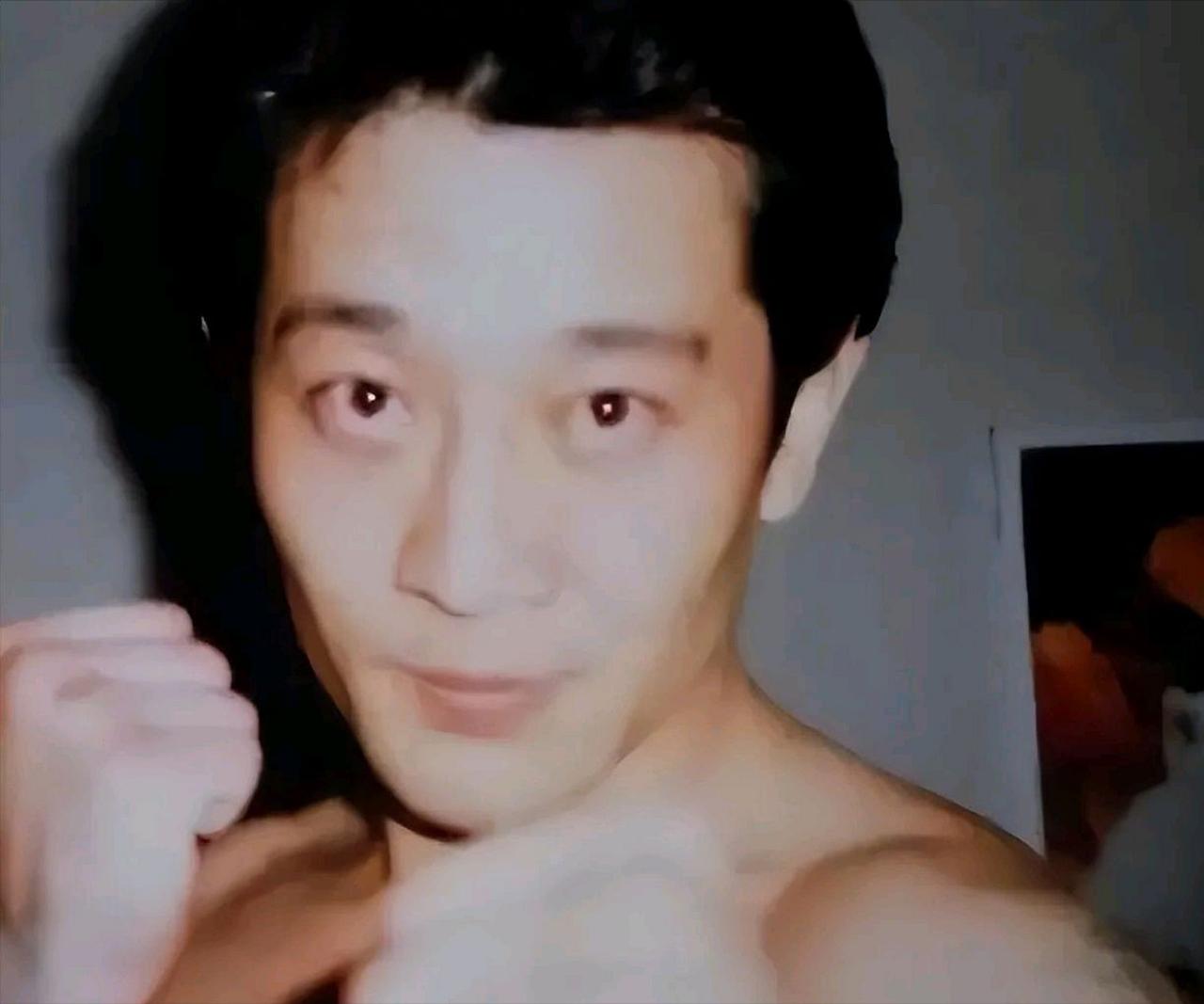 白小航一生中惹不起的两个人：
1.加代
白小航是四九城出了名的混混，依仗着闫晶的