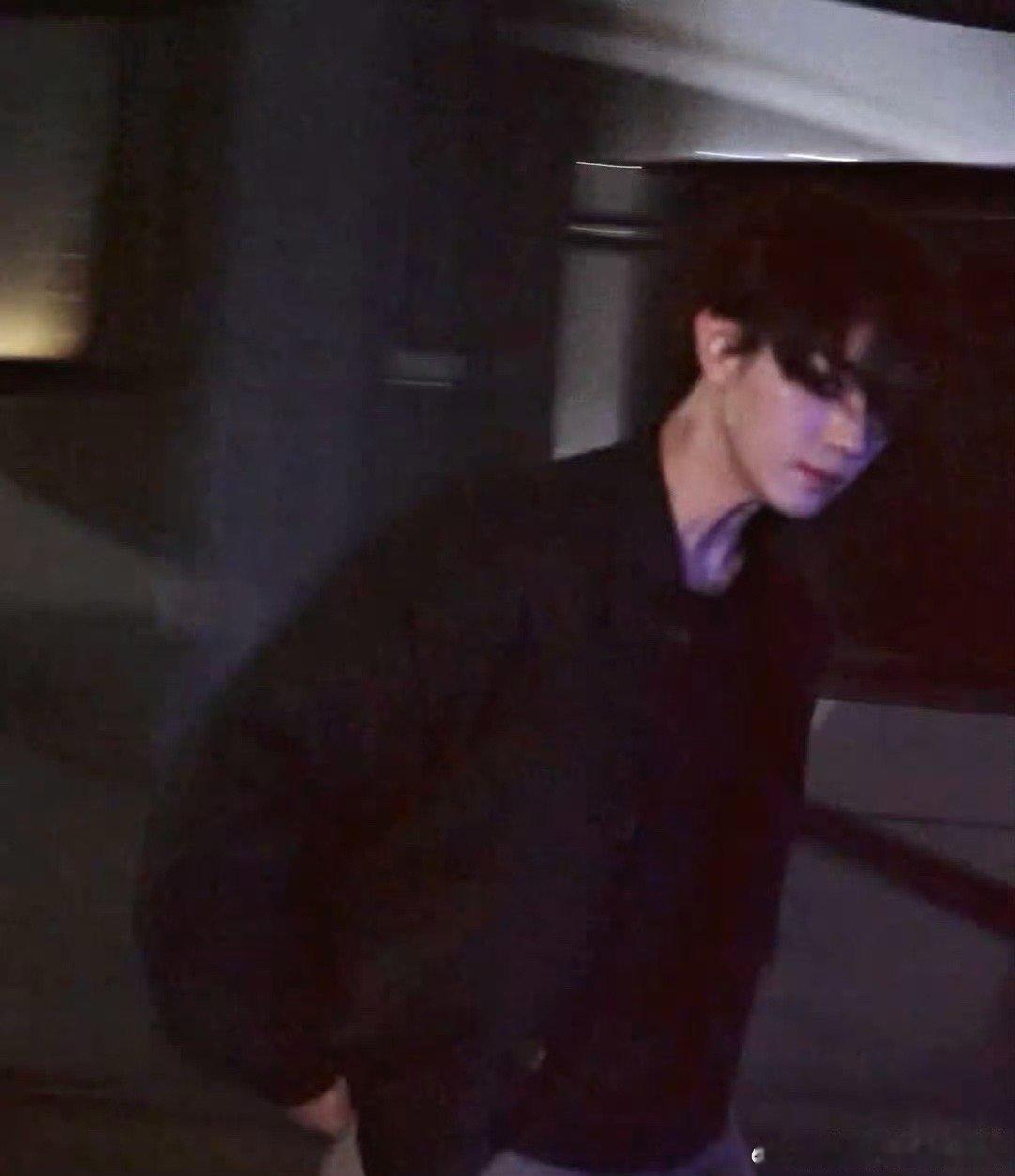 许凯一个下班路透也太帅了，很有氛围感！ ​​​