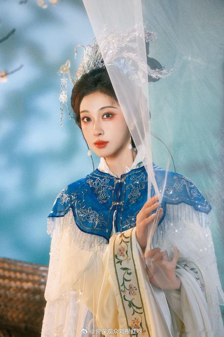 张小婉从画中走出来的美人张小婉东方古典气韵谁懂啊！张小婉这组造型直接美到失语！蓝