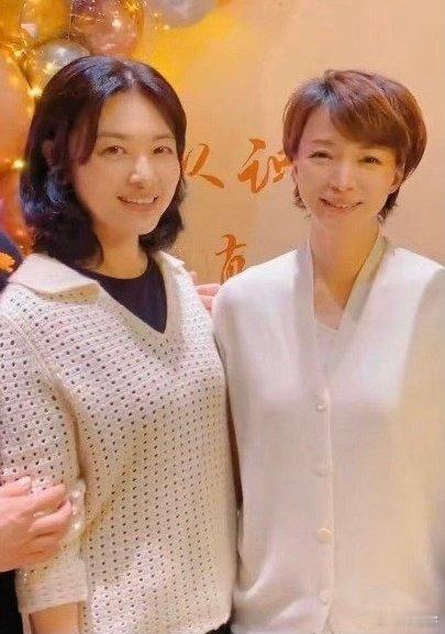 #董卿周涛同框合照#我的cp复活了啊，那些年追过的春晚主持人，周涛董卿，还有朱迅