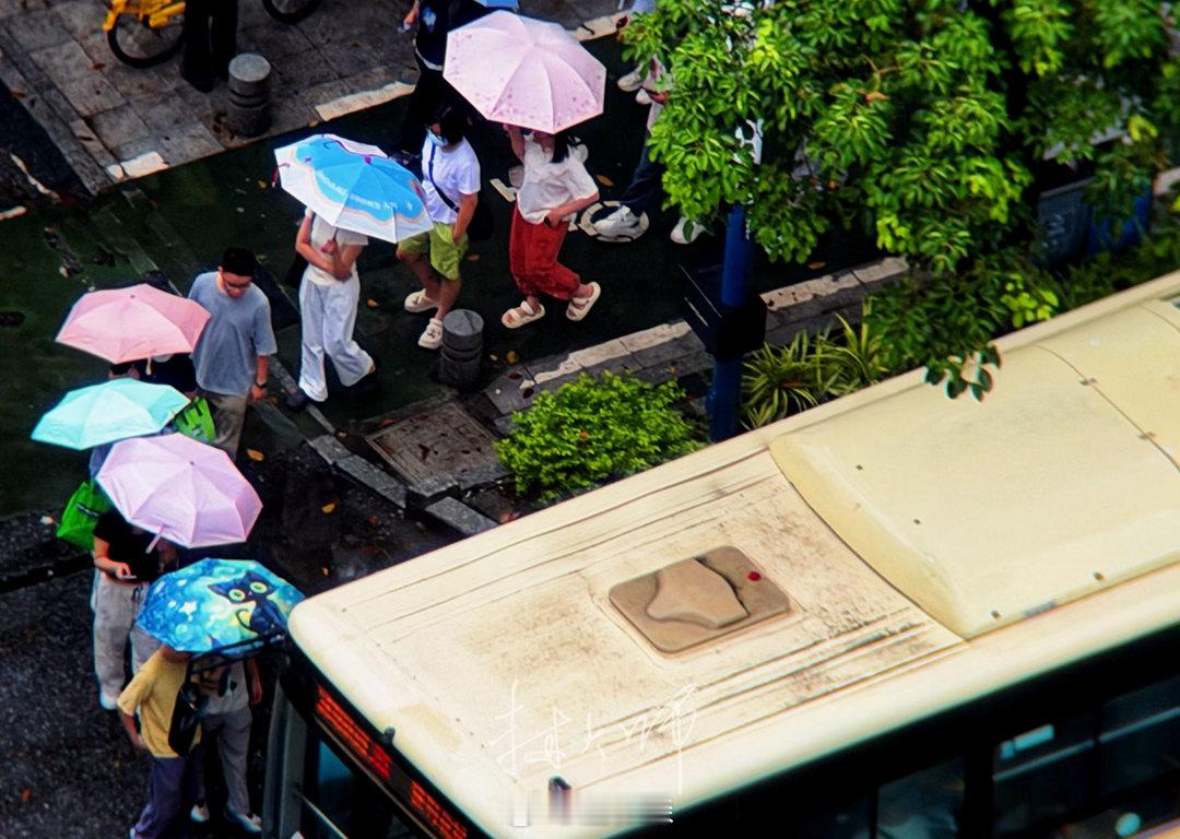 万步人生路 从风雨中的公交车乘客画面与步友圈的运动数据，你能想到什么？  ​​​