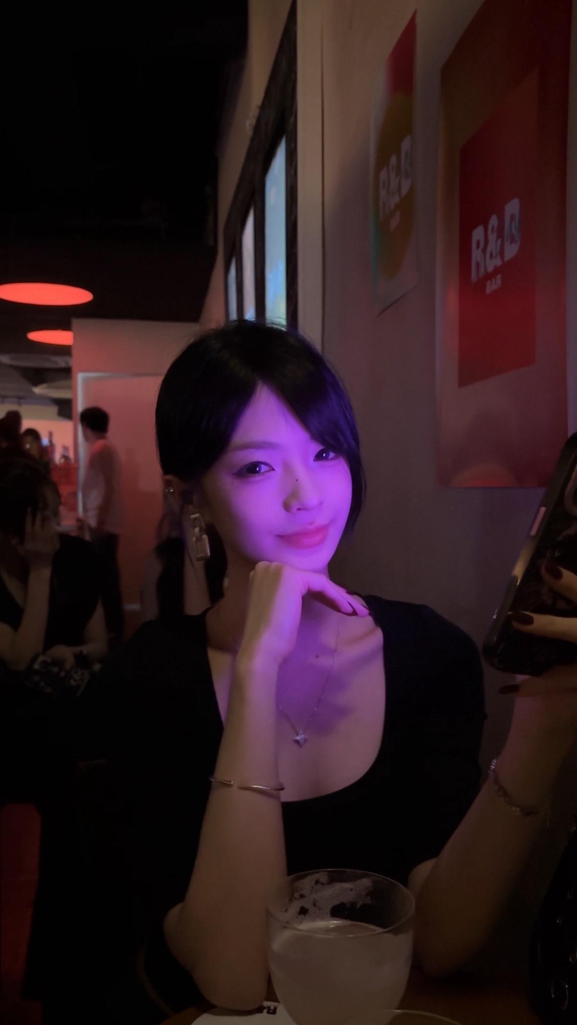 喜欢那种 我打扮的很姐感时 你就做妹狗扑在我的胸口喊姐姐 我打扮的很日...