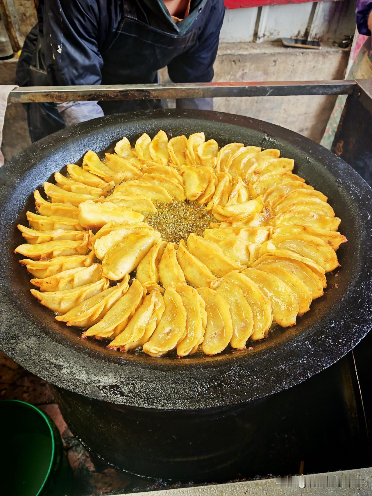 南京的锅贴真的是越来越不好吃了，现在已经不能叫锅贴了，只能叫油炸大饺子。
一锅菜