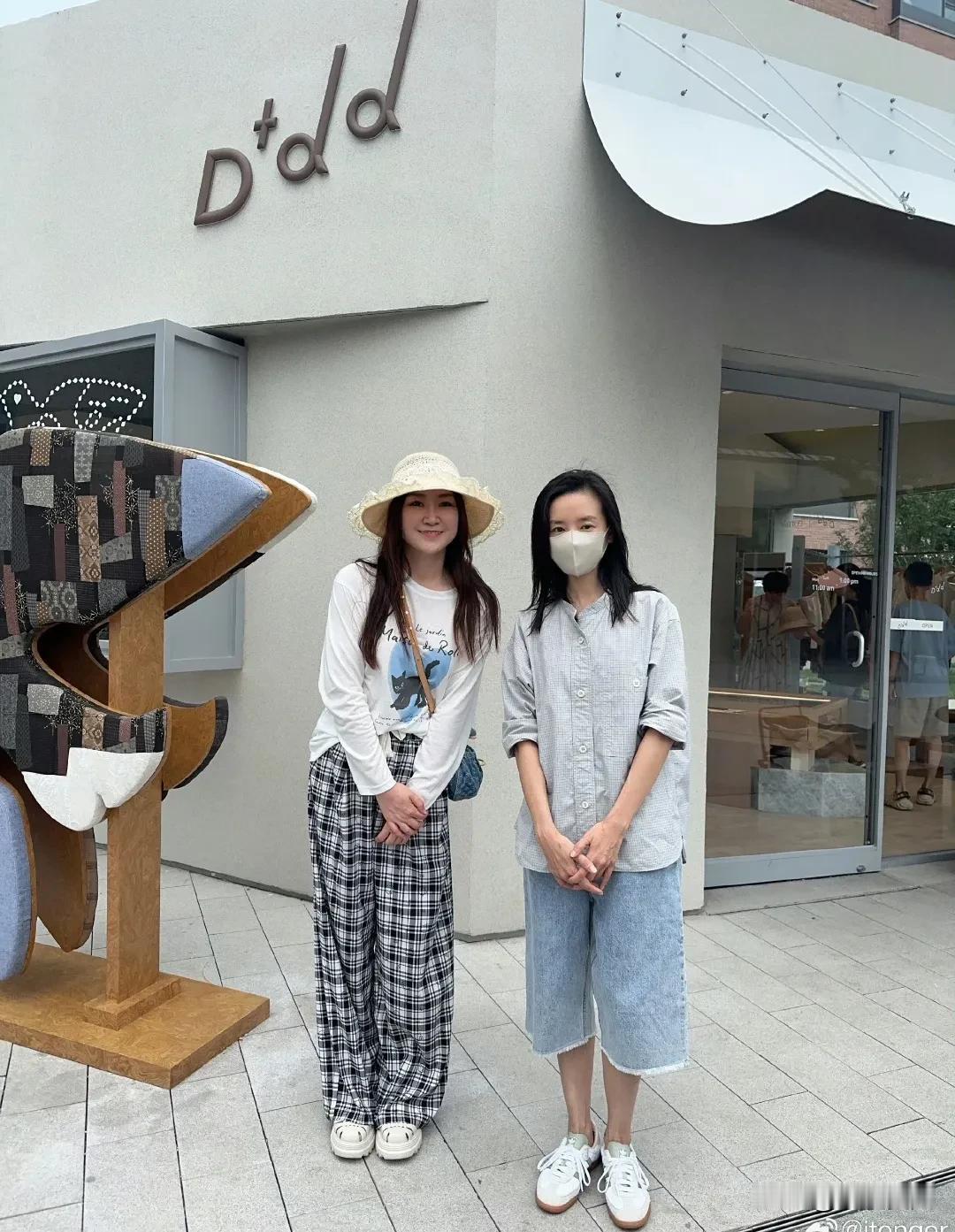 二十几年后和董洁姐姐在阿那亚她的买手店再次偶遇，我只能说，这一切都是缘分[憨笑]