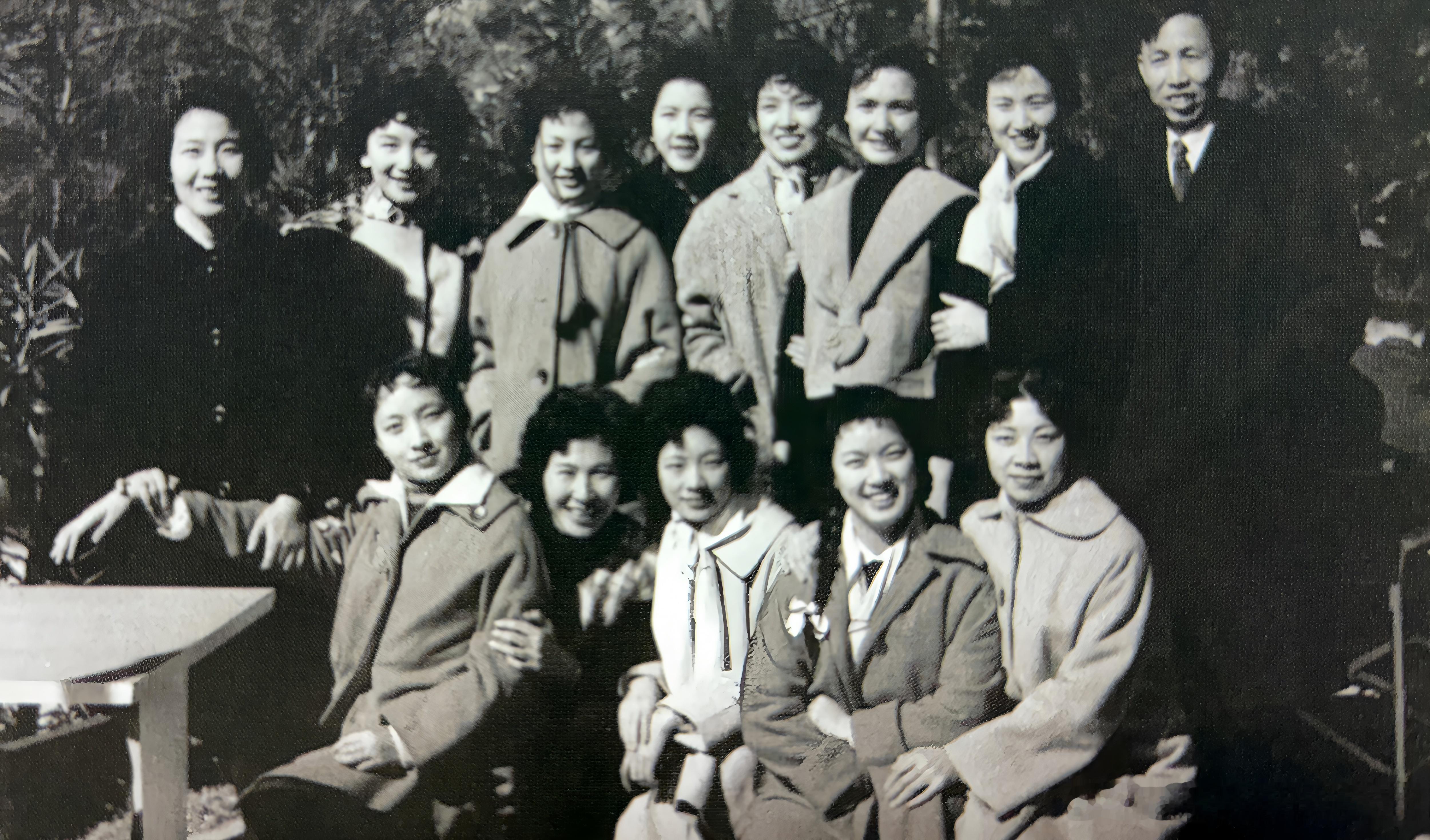 1961年1月上海越剧院赴香港演出，与演艺界朋友合影越剧[超话] ​​​