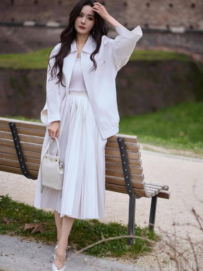 杨幂更新ins18宫格杨幂更新ins18宫格，还晒了探店自拍照！真的给我姐逛美了