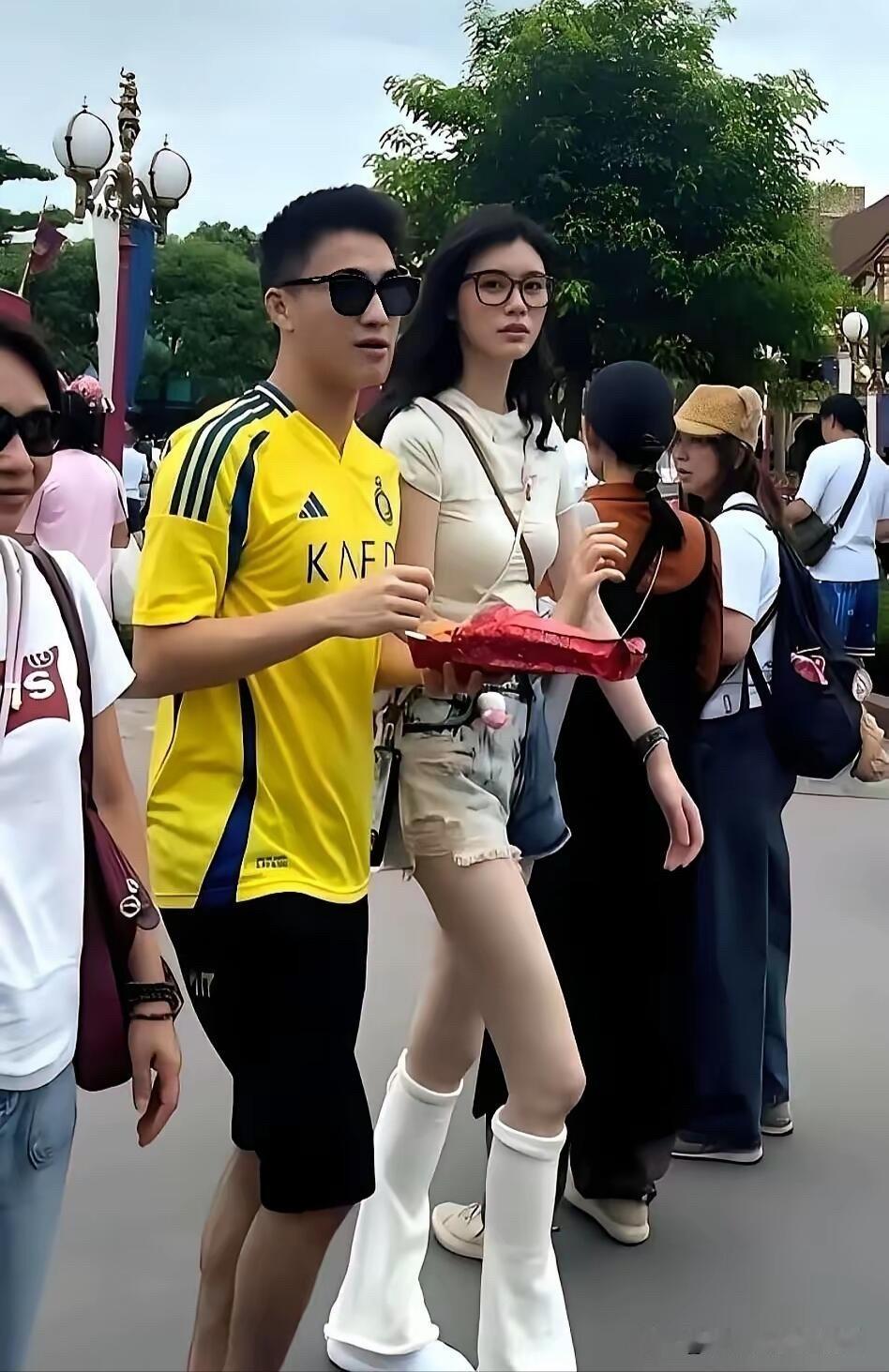 穿着米白T恤，戴眼镜的这一位美女身材也太好了吧，目测身高在175以上,虽然她的颜