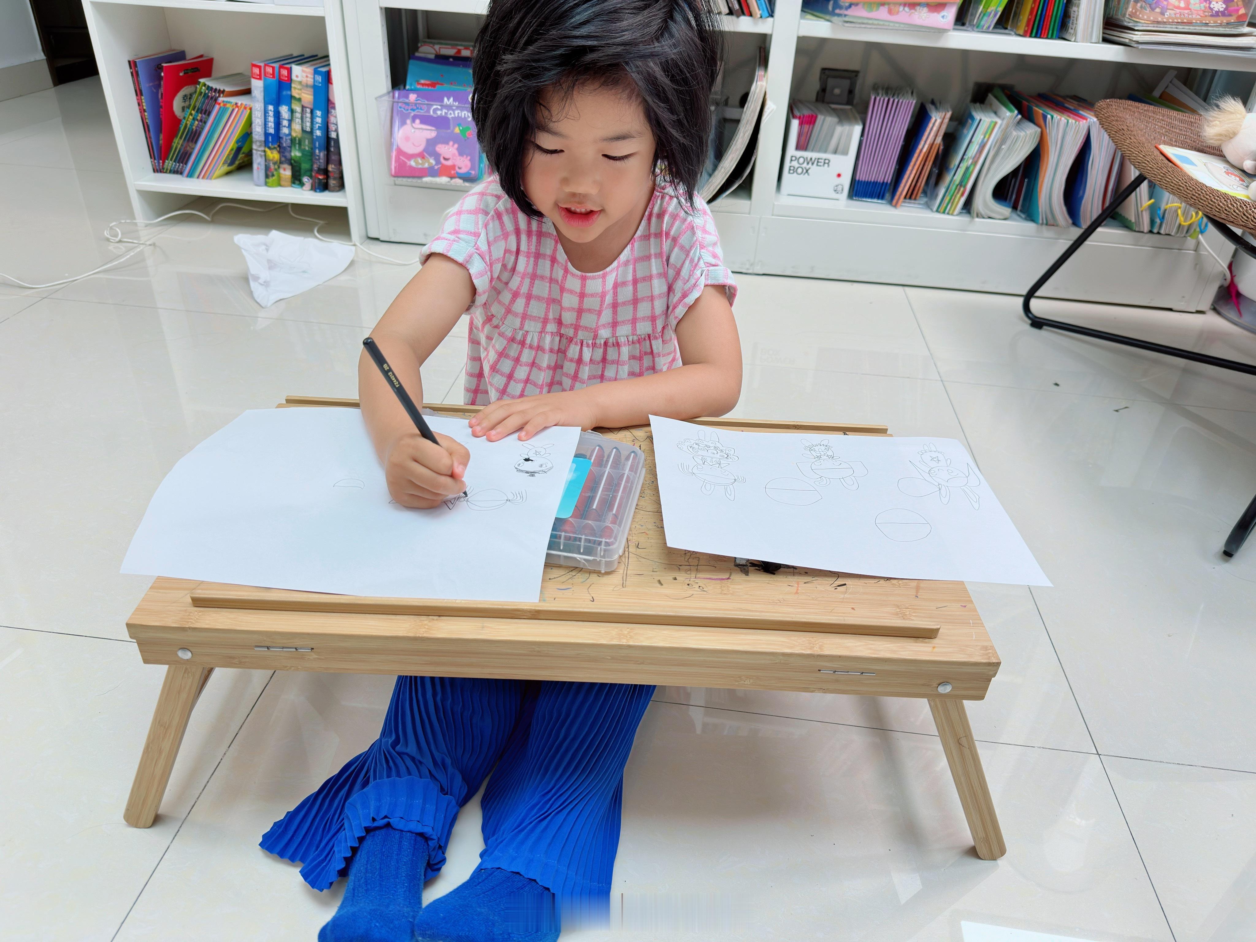 小孩姐这个点睡醒说：今天星期四，今天不去上学吗我转头疑惑地看着她，她说：我就想上