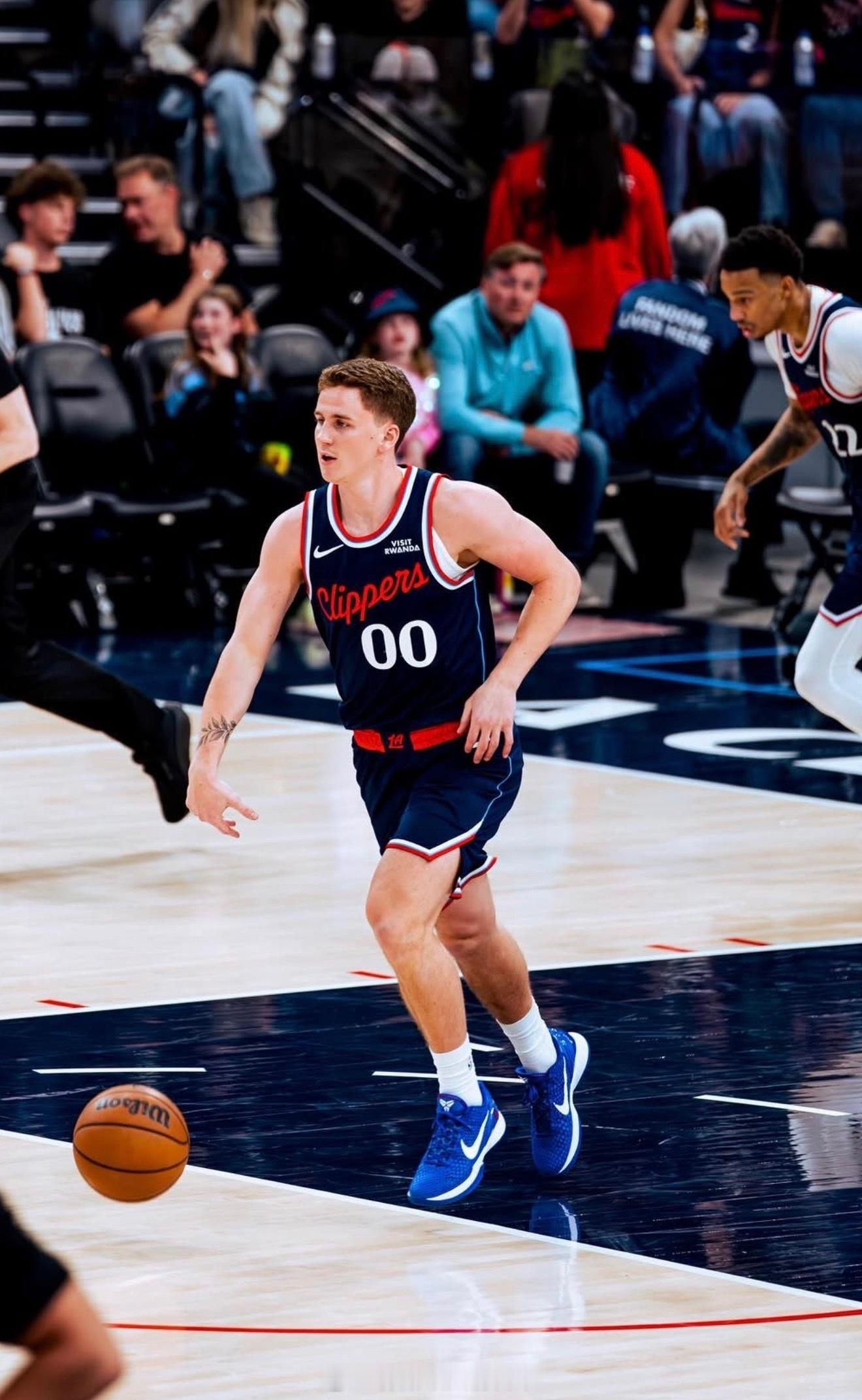Michael Scotto：快船裁掉双向后卫肖恩·佩杜拉，佩杜拉是NBA G联