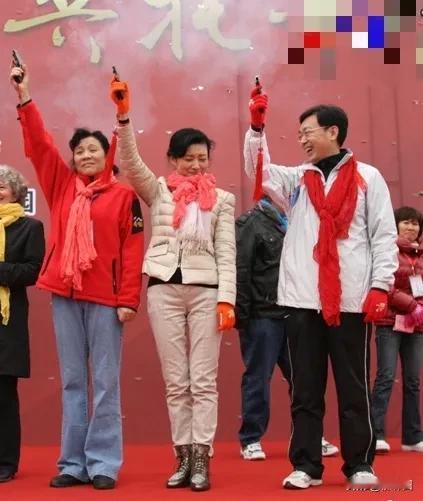 周涛早年出席活动“鸣发令枪”，声音过大吓得周涛低头紧闭双眼。网友纷纷表示:“真实