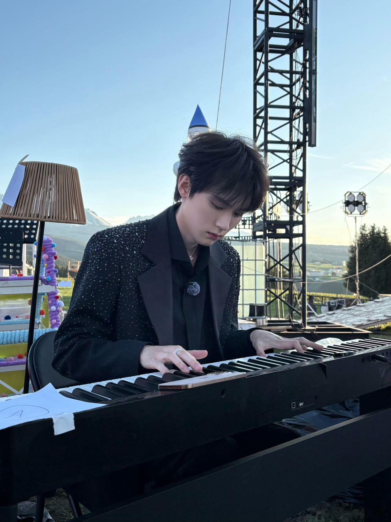 周翊然官宣首登音乐节 10月3日的快乐是周翊然给的！音乐节首秀官宣，桃花坞里他唱