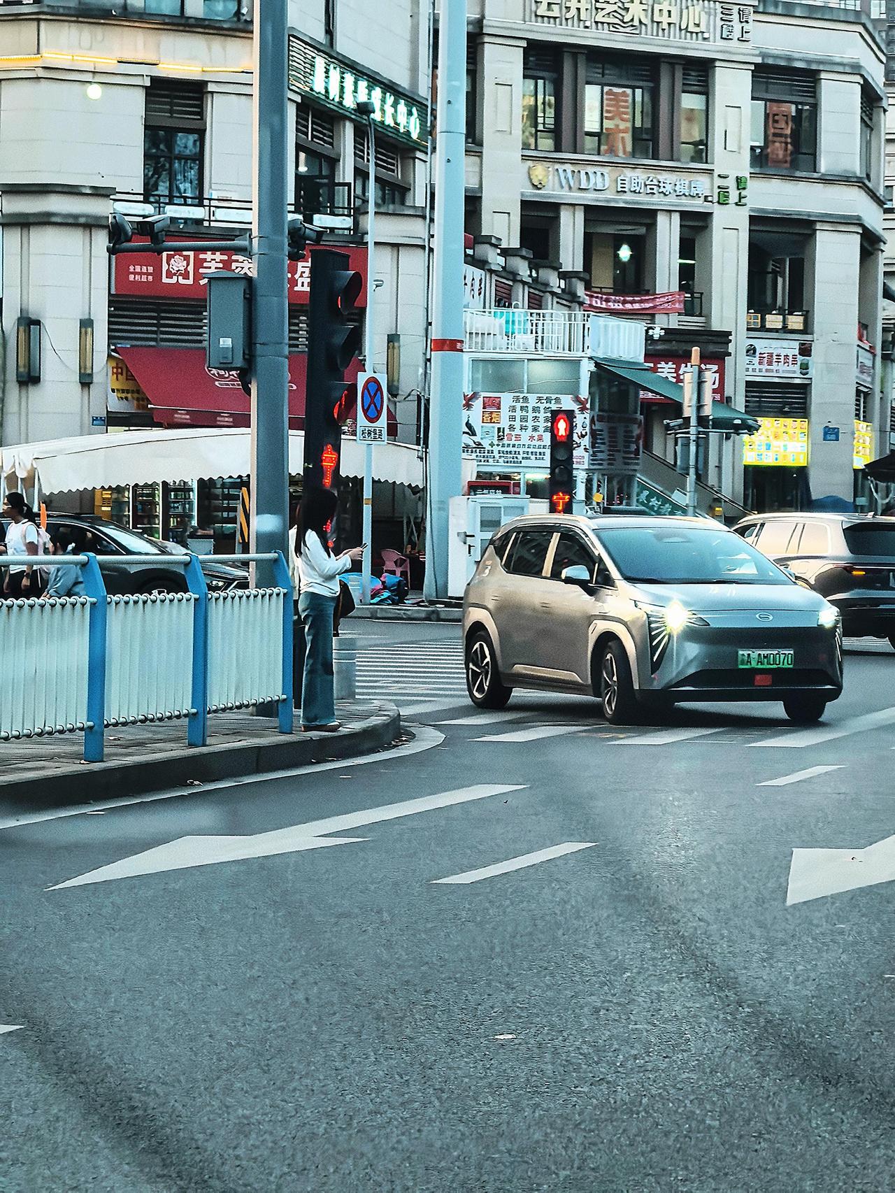 突然才发现，已经不是当年的少年。
时间呀，太匆匆了，留不住年华、也留不住你。