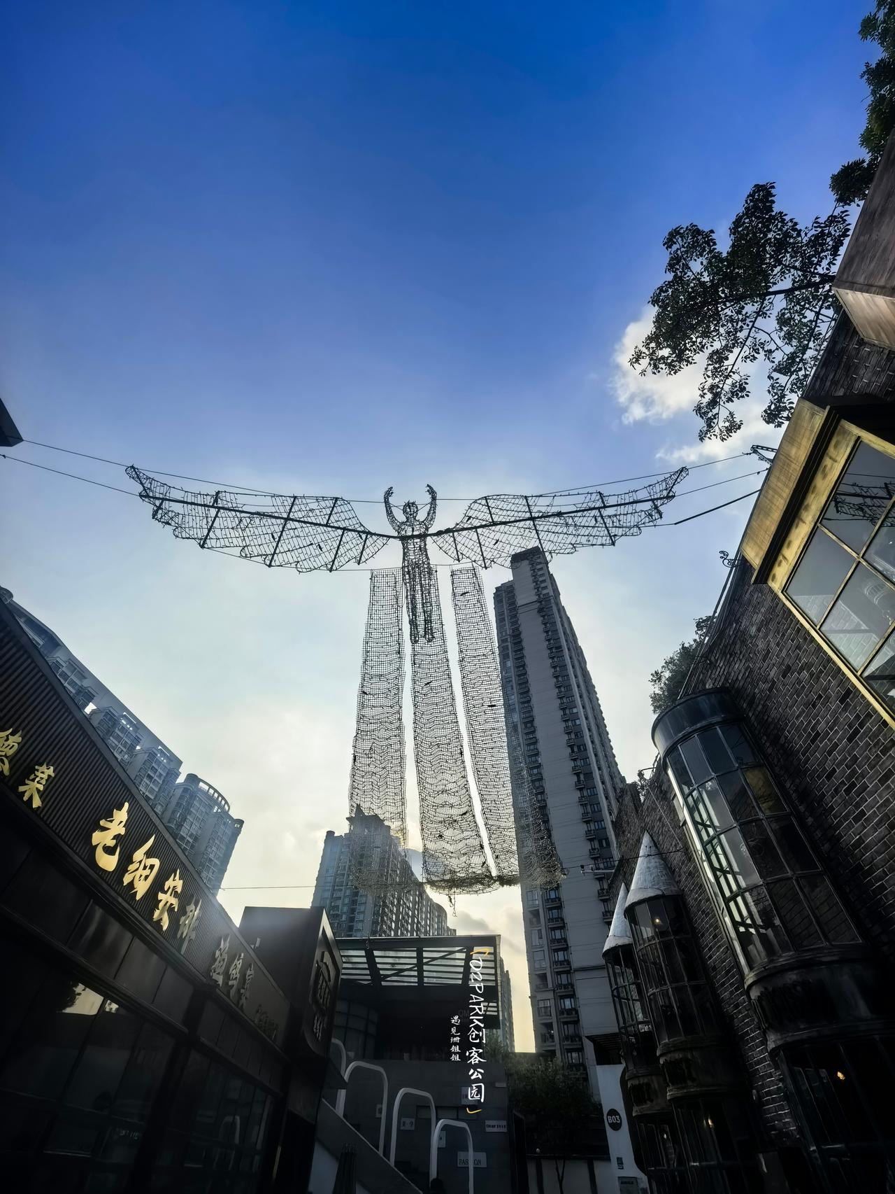 国庆不想去热门景点人挤人🙅‍♀️
挖到海珠这个由60年化学试剂厂改造的创客公园