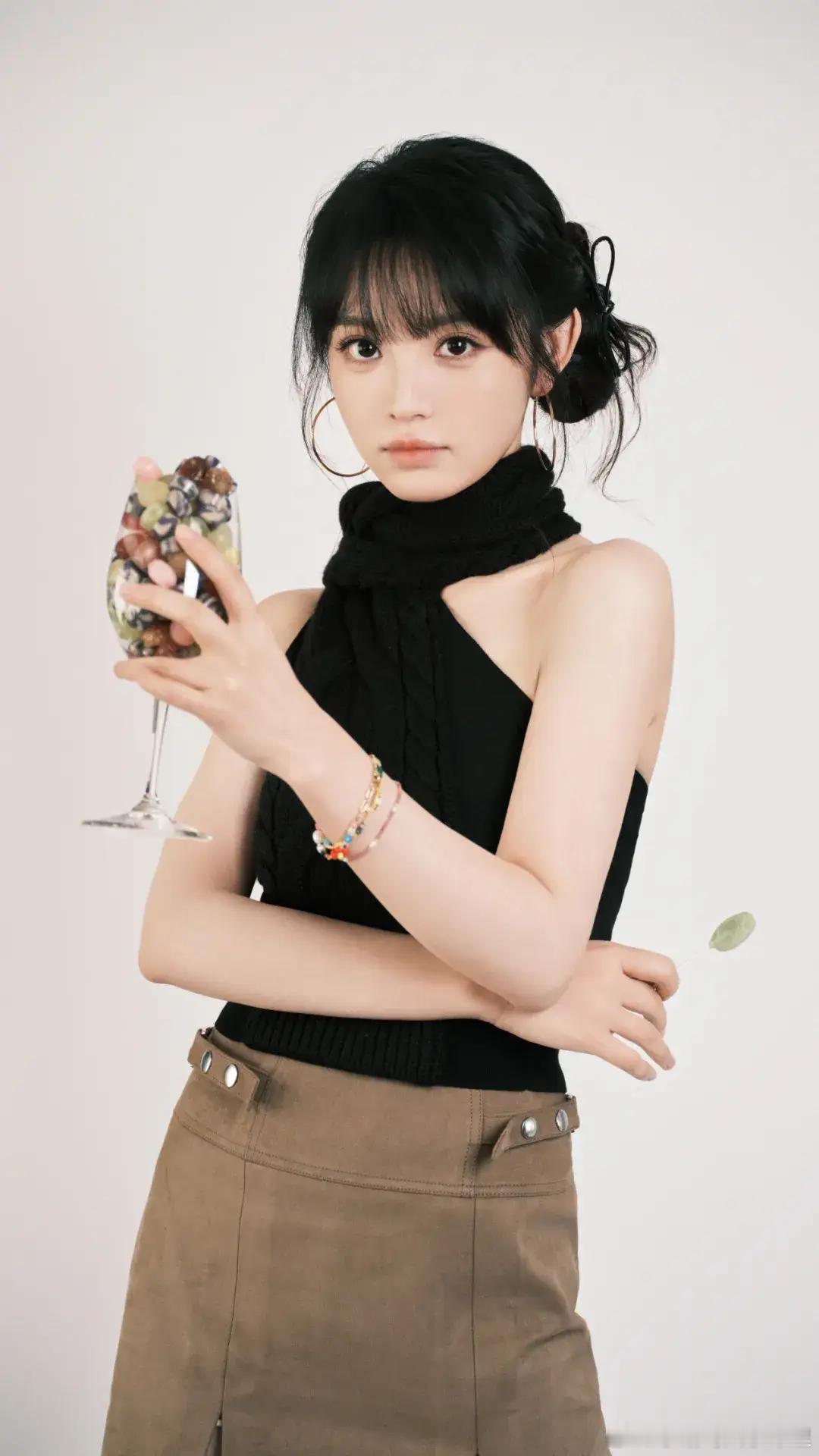 蓝色2026年属猪女穿蓝色的衣服最佳。蓝色的五行属性为水，能够让属猪女保持活力满