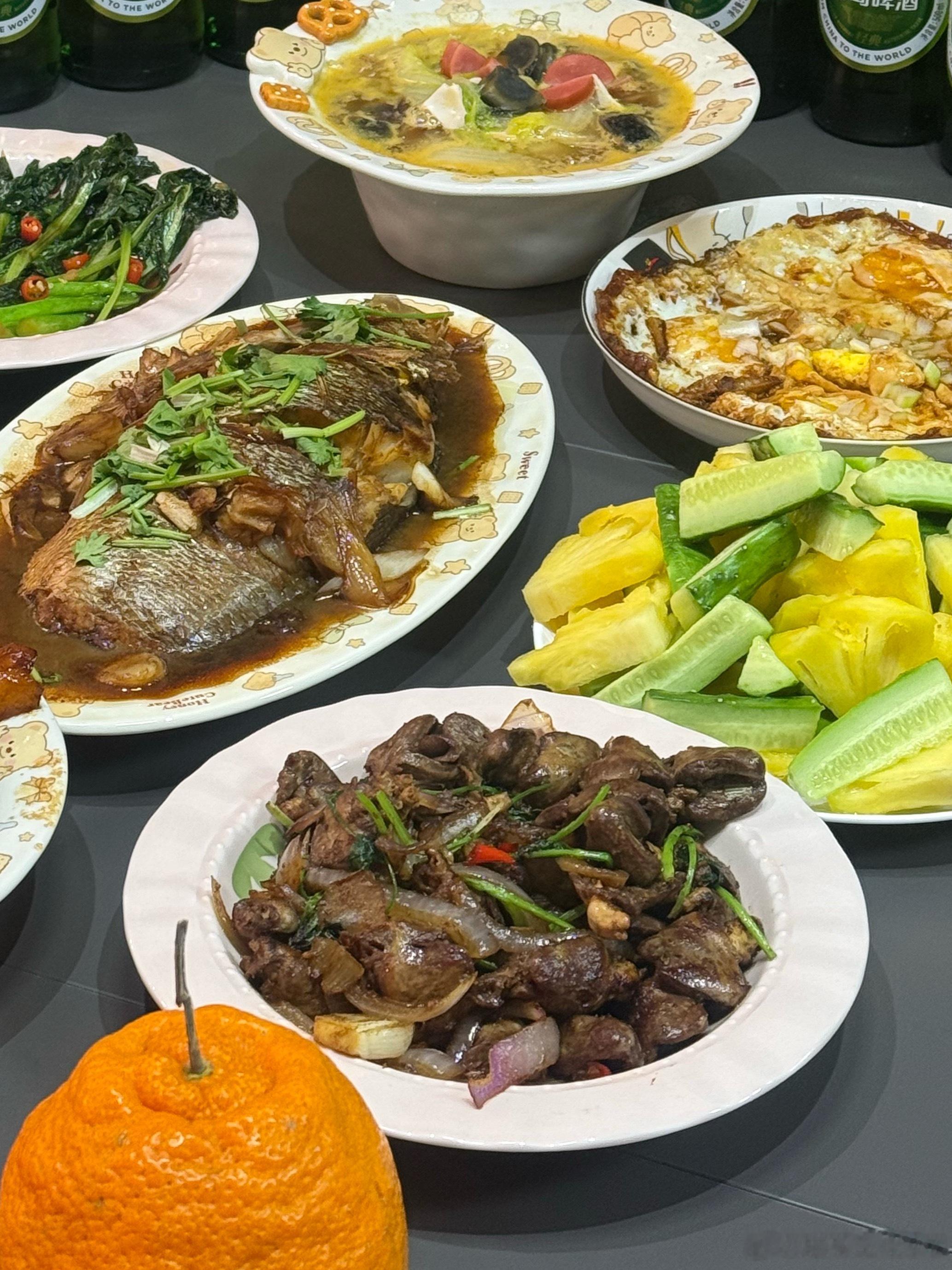 上周朋友来做了黄瓜拌菠萝，受到了一致好评我感觉精髓就是，菠萝黄瓜一定要提前用盐水