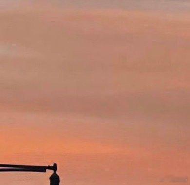 不要轻易躲开属于自己的阳光，不要轻易抛弃属于自己的世界，不要轻易丢掉属于自己的本