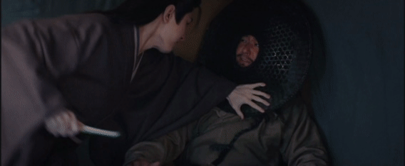 这剧把刀人当逗号用呢看谢淮安报仇也太爽了！这剧完全不玩虚的，恩怨当场清算，刀锋所