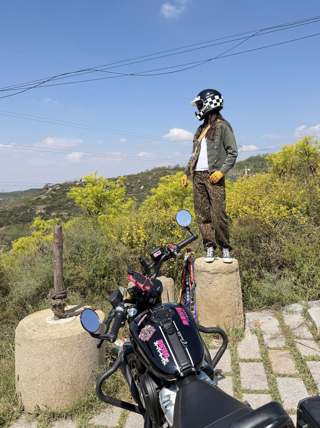 跑山，才是机车真正的意义🏍️
逃离城市的喧嚣，奔赴山野与晚风。
方向盘束缚不了